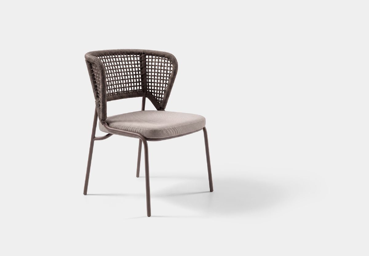 07_LIXE _Chair _front45 _low.jpg